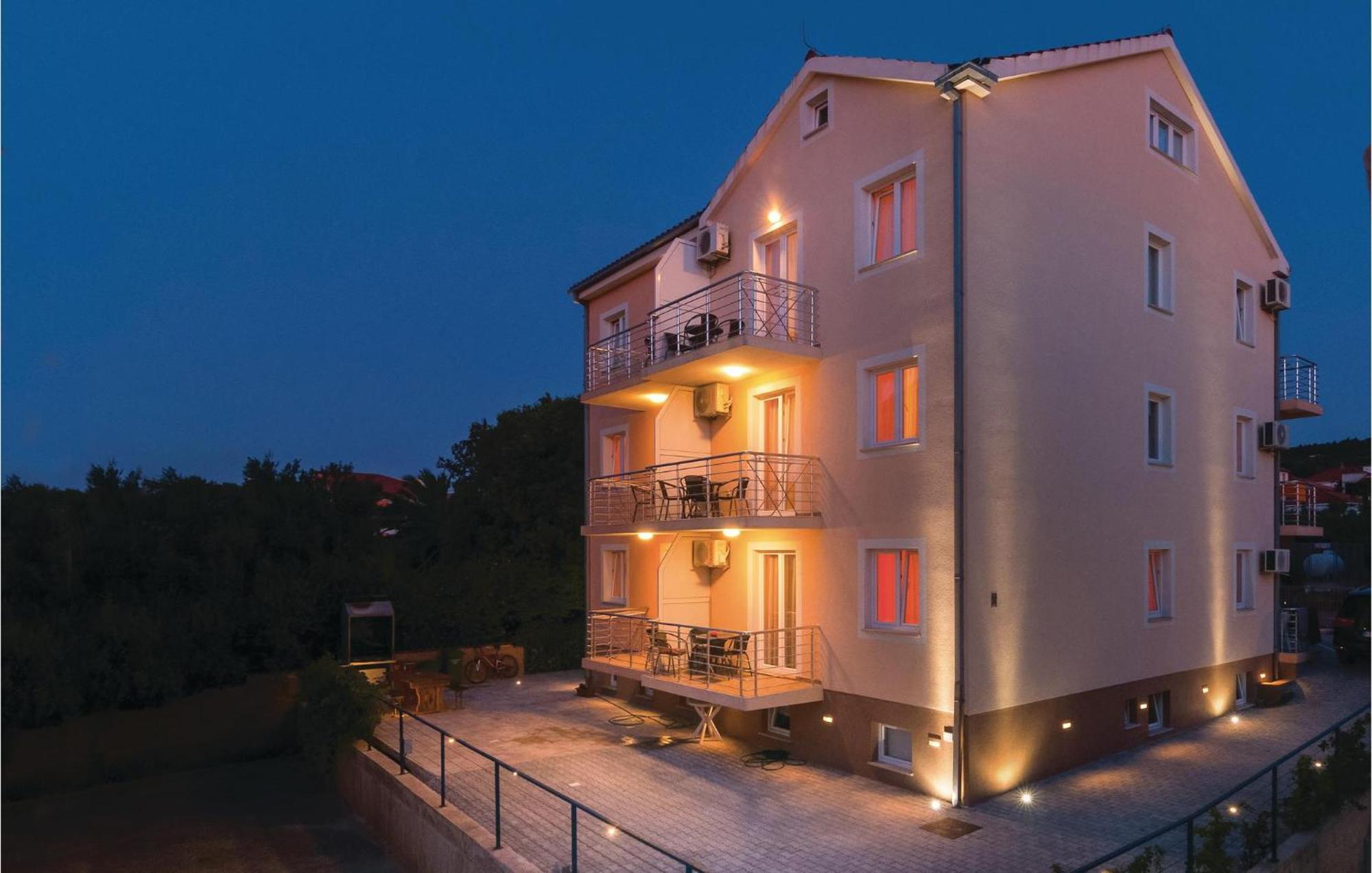 Cozy Apartment In Supetar With Kitchen Exterior photo